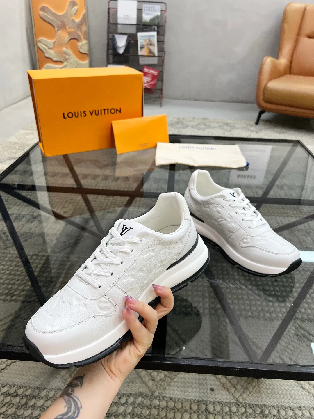 Factory price: 480💰LV🔍Top purchasing agent🇮🇹 Road Street God's new sneakers are coming and are available at counters simultaneously. Original factory configuration, original cowhide fabric imported from Italy, high-quality embossed splicing complex process, sports trendy person, imported water-dyed sheepskin lining, soles: Wang Yuan factory specially provides original soles, super comfortable, original factory single goods 🔍🔍High quality, you can enter and leave the counter at will, welcome to compare and synchronize with the counter, code number 38-44, customized 45